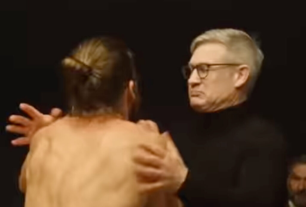 Ausschnitt aus einem KI-Video, in dem KI-Ulf-Poschardt KI-Arne-Semsrott verprügelt.